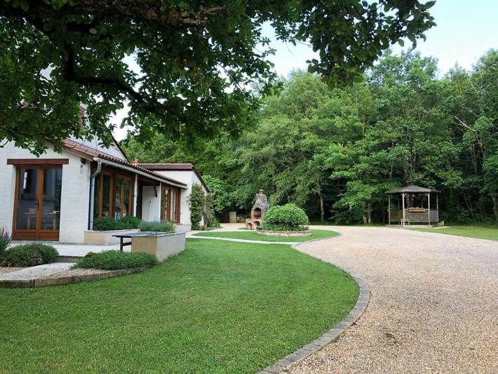 Maison d’hôte pour 5 personnes, avec jardin et terrasse ainsi que vue et piscine, animaux acceptés