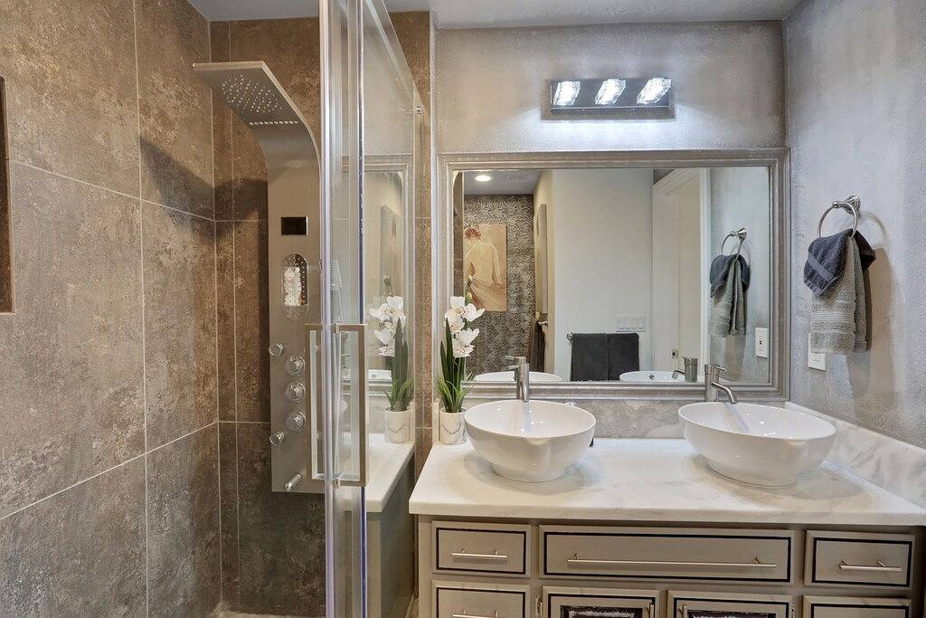 Uu Modern-Traditional 8Bd/8Ba Villa, inner Karaoke Room. Sleeps 24! in Spring Valley (NV), Red Rock Canyon