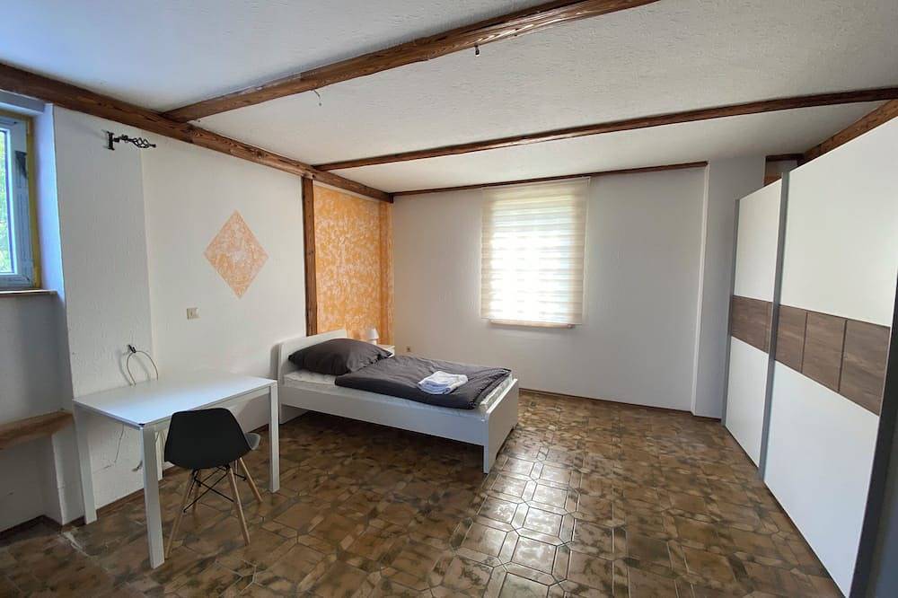 Ganze Wohnung, Apartment mit 5 Schlafzimmern Küche u. Bad\nideal für Monteure in Rastatt, Nordschwarzwald