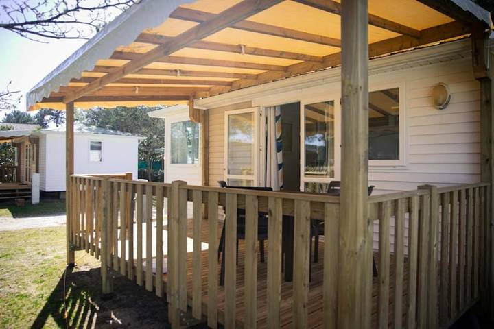 Camping pour 4 personnes, avec Terrasse ainsi que Jardin et Piscine