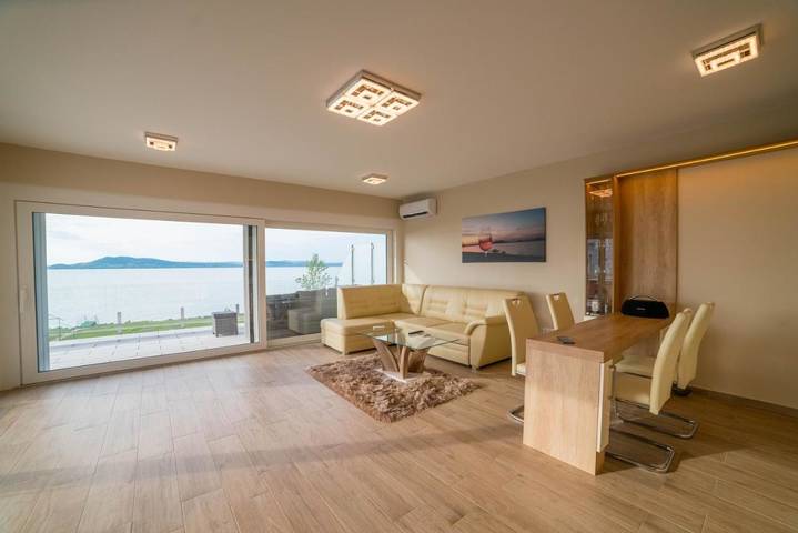 Ferienwohnung für 5 Personen, mit Seeblick und Ausblick sowie Terrasse, mit Haustier in Fonjod