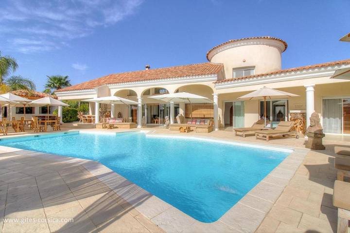 Chambre d’hôte pour 2 personnes, avec Terrasse et Jacuzzi ainsi que Jardin et Piscine à Sarrola-Carcopino