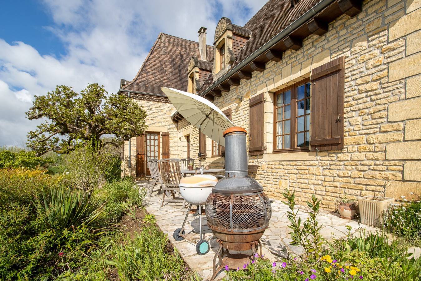 Gîte Moderne et spacieux à Cazoulès avec Terrasse, Parking, Animaux Acceptés, Proche de Sarlat in Cazoulès, Périgord Noir
