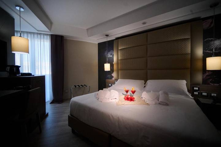 Hôtel pour 2 personnes, avec vue ainsi que jardin et piscine dans Catanzaro Lido - 3