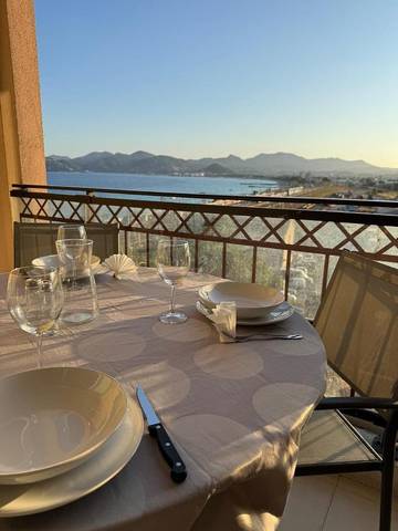 Gîte pour 4 personnes, avec terrasse ainsi que vue et piscine, animaux acceptés dans Office De Tourisme Cannes La Bocca