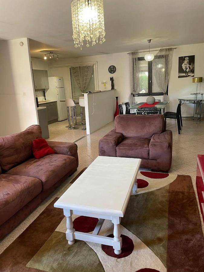 Location de vacances pour 4 personnes, avec jardin et terrasse à Mions