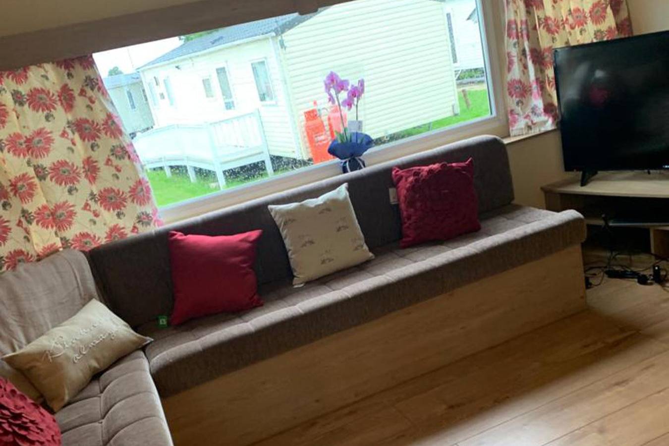 Caravan - Sleeps 6 - Parking, Pool, Facilities in Mersea Island, Colchester
