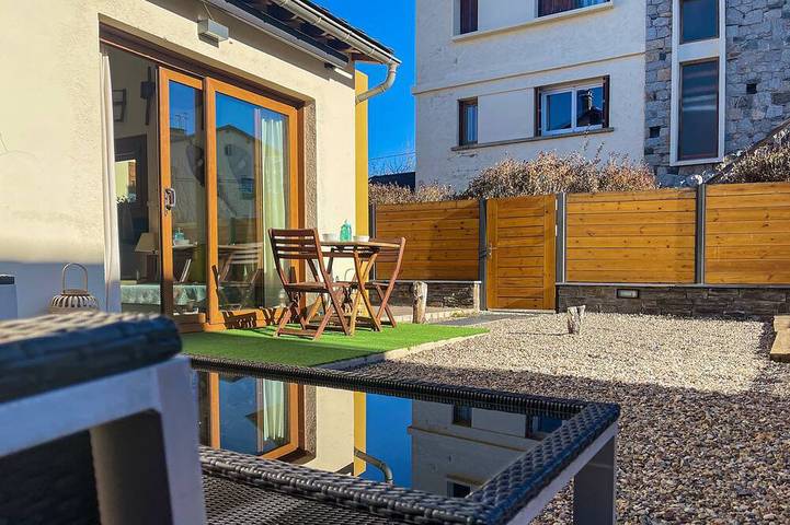 Location de vacances pour 6 personnes, avec terrasse et jardin à Bourg-Madame