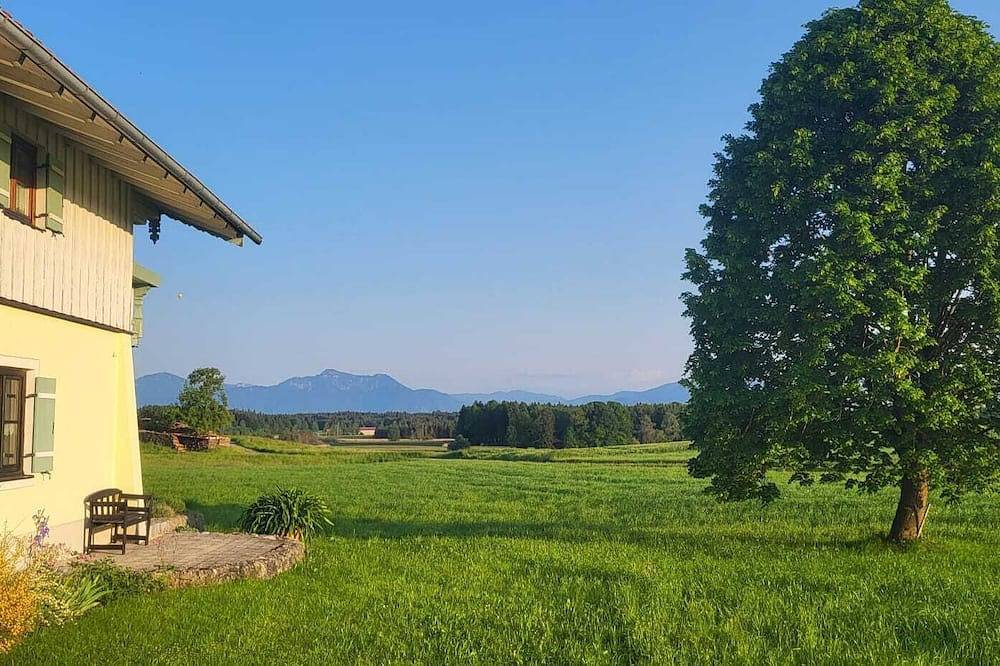 Entire apartment, Quietly located first floor apartment with private terrace and mountain view in Pittenhart, Chiemsee