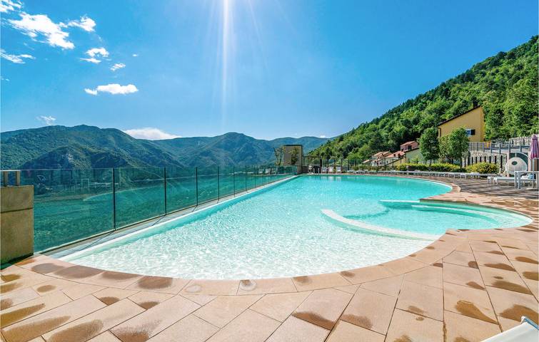Appartamento intero, Oasi di Magliolo: A/C, piscina, garage e WiFi! in Magliolo, Alpi Liguri