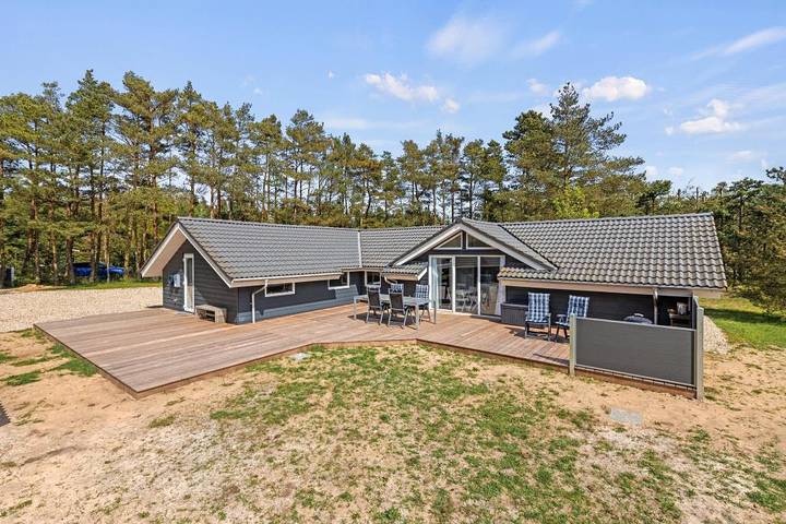 Ferienhaus für 6 Personen, mit Balkon/Terrasse und Whirlpool sowie Terrasse und Pool in Ho