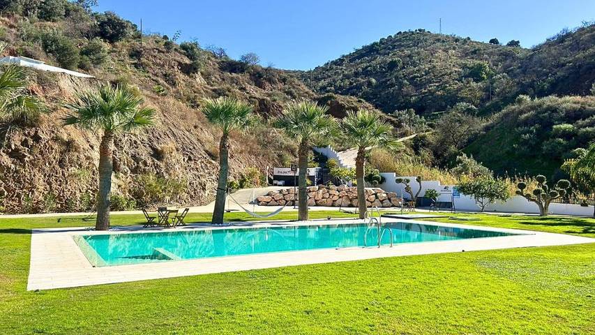 Casa rural para 28 personas, con piscina además de jardín y vistas en Totalán
