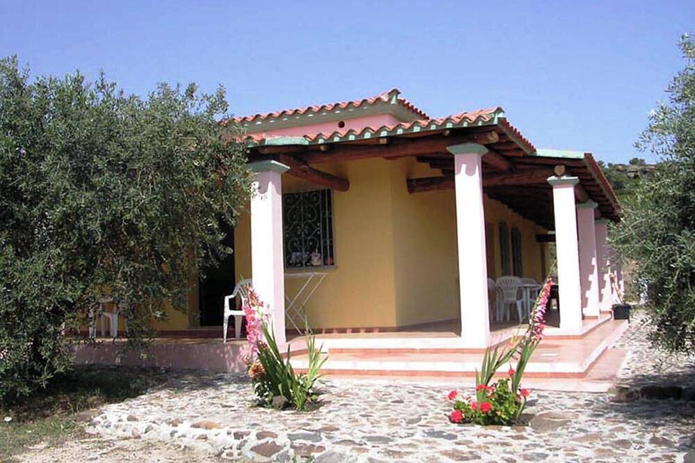Ganze Wohnung, Apartment 300 meters from the beach in villa of the Olives and Roses in Orosei, Golf von Orosei
