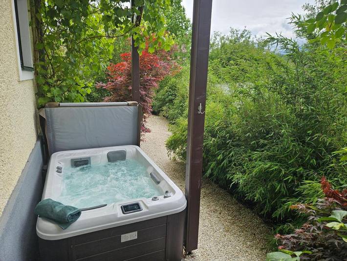 Ferienwohnung für 4 Personen, mit Whirlpool und Terrasse sowie Garten und Sauna