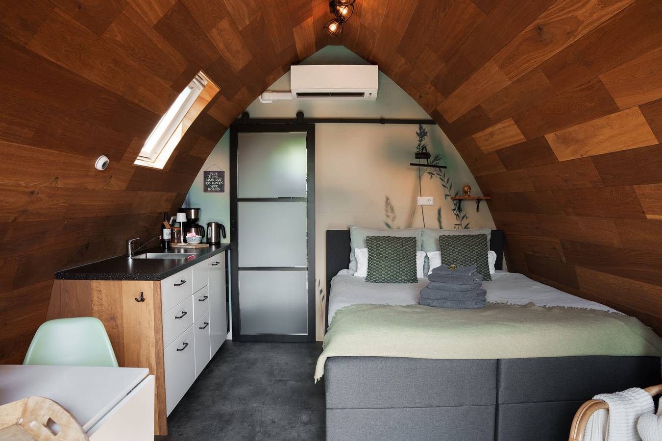 Modern 2-person tiny house with hot tub in Uitwijk, near Gorinchem in Brabante Septentrional