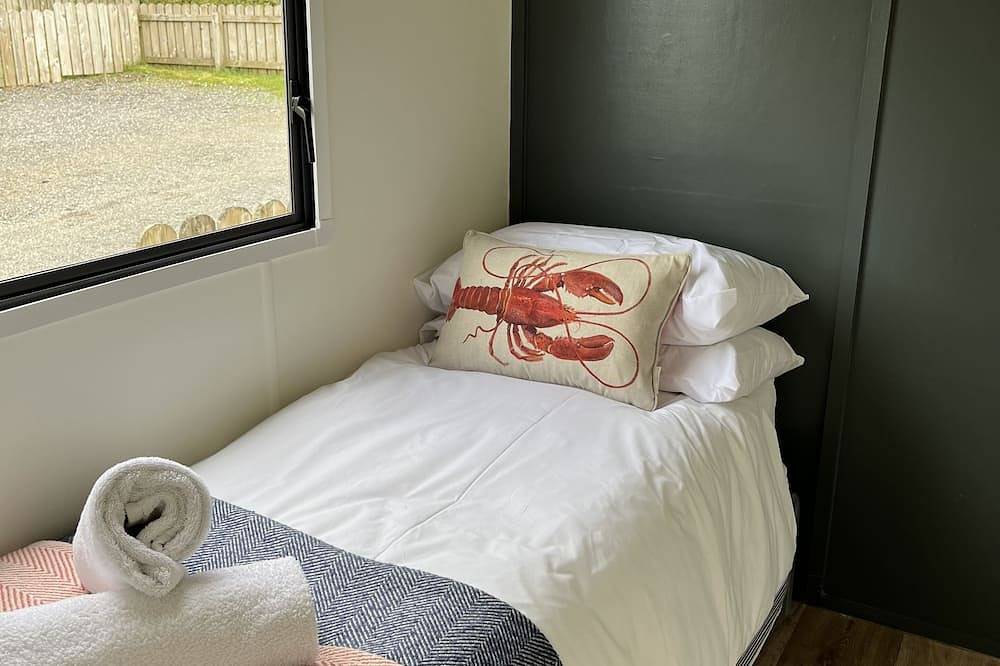 Brambly Hedge, shepherds hut style, sleeps 4, with garden, walk to pubs & shops. in Hartland, Hartland Devon Heritage Coast