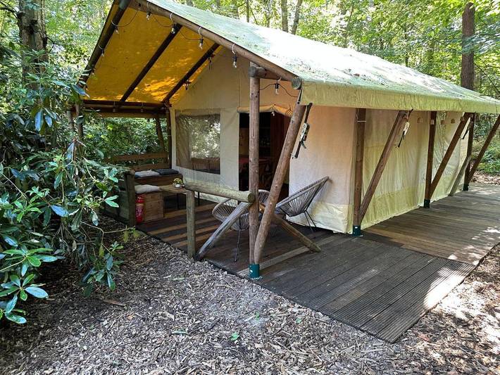 Tente pour 5 personnes, avec Jacuzzi et Terrasse ainsi que Jardin et Vue à Zedelgem
