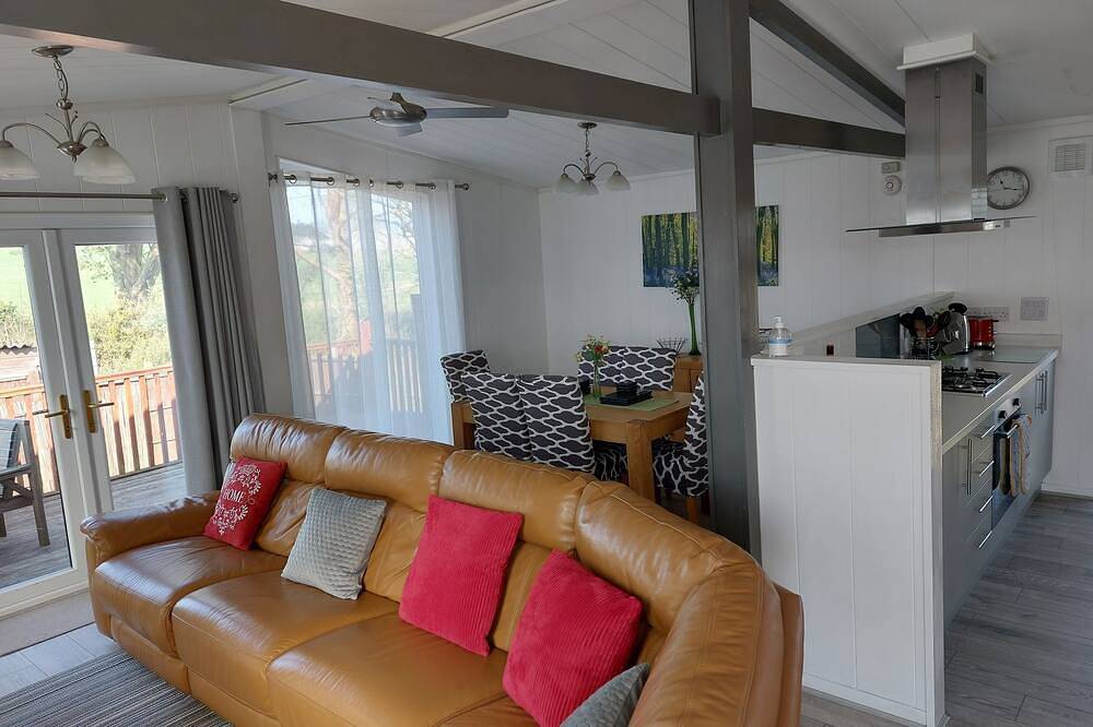 40ft x 20ft luxury holiday lodge near Scarborough; 3 bed, sleeps 6, hot tub in North York Moors National Park