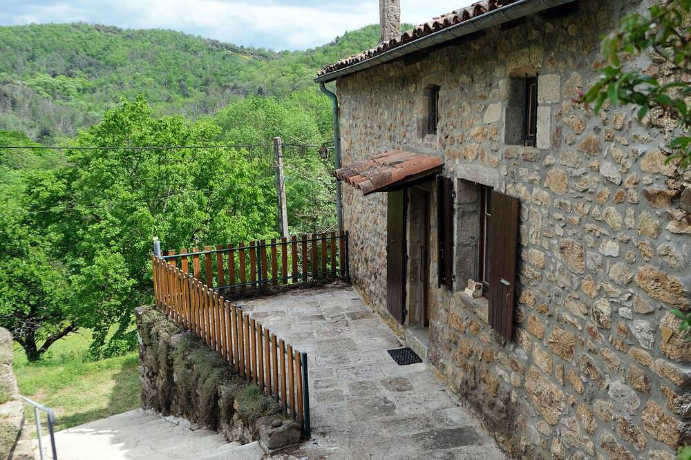 Gîte dans Mas Ardéchois en pleine nature in Fabras, Parc naturel régional des Monts d'Ardèche