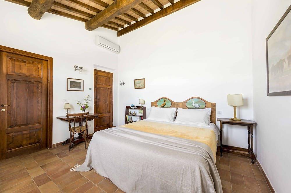 Steinhaus in der toskanischen Landschaft in Semproniano, Grosseto Provinz