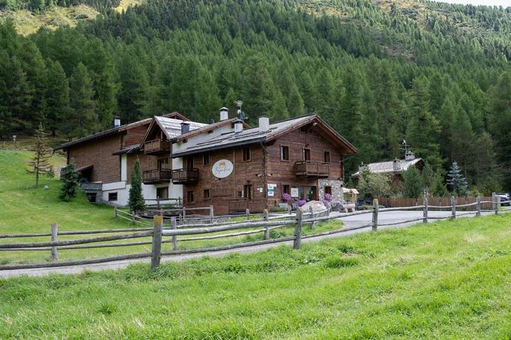 Agriturismo per 4 persone, con terrazza e panorama nonché giardino, con animali domestici a Livigno