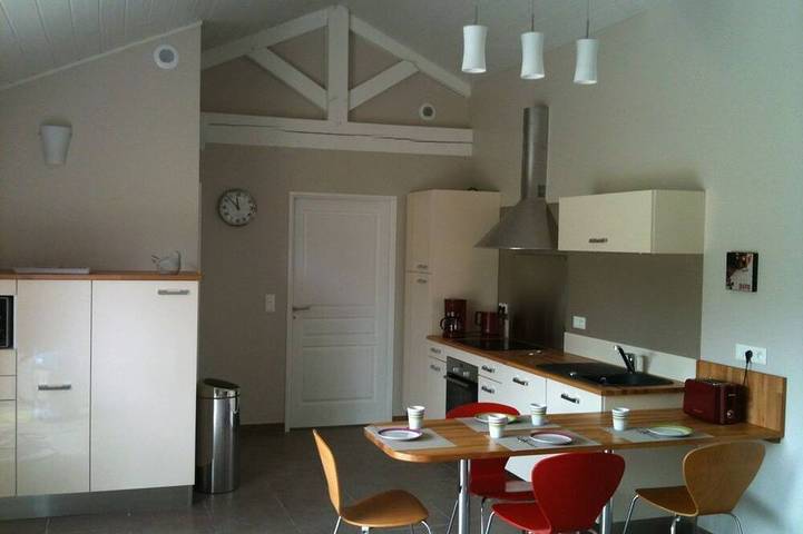 Gîte pour 4 personnes, avec piscine et jardin