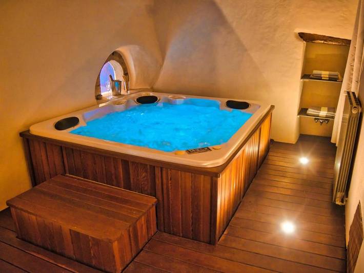 Location de vacances pour 8 personnes, avec piscine ainsi que jacuzzi et terrasse à Saint-Hippolyte-de-Montaigu - 4