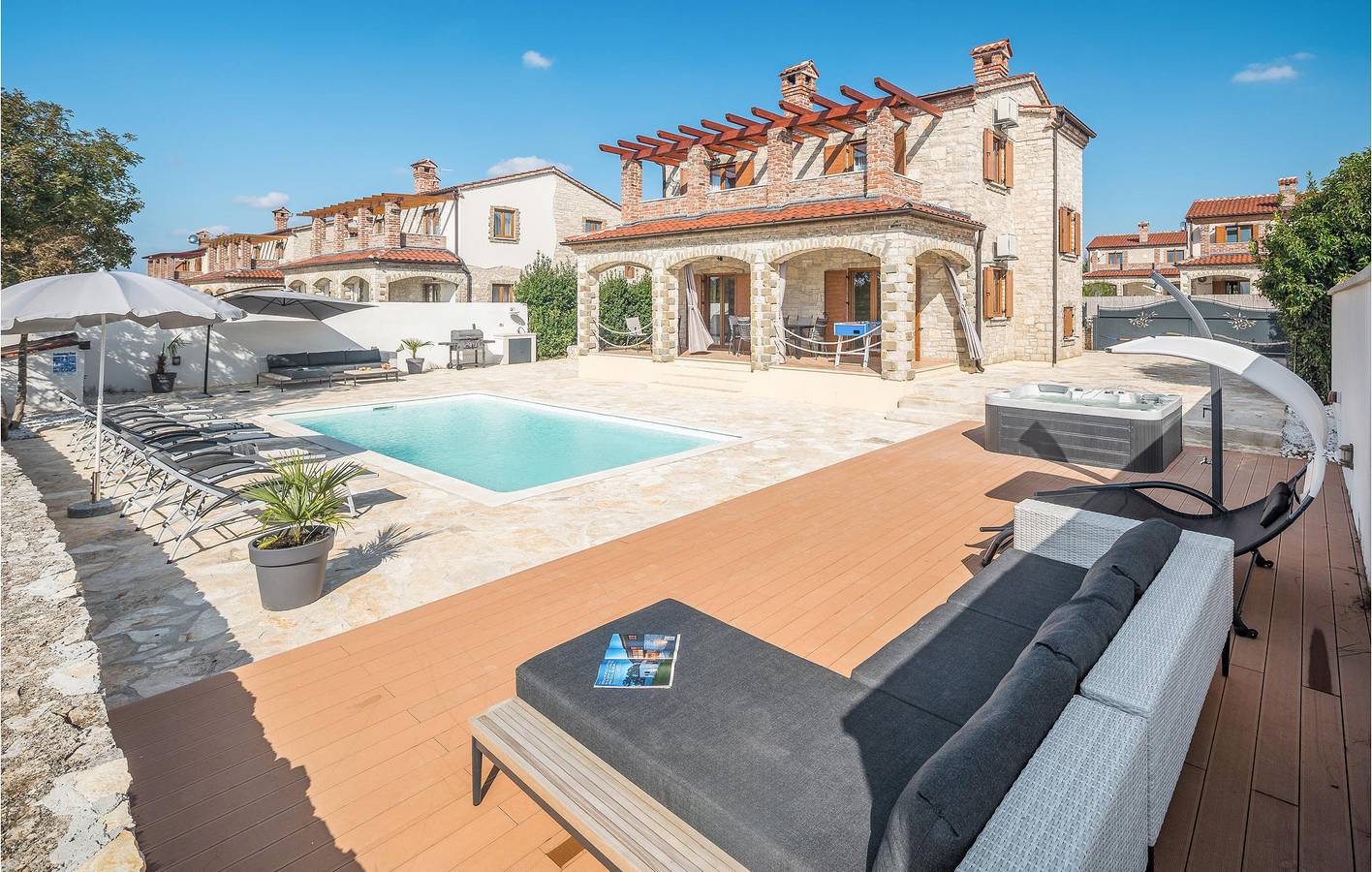 Charmante 2-Zimmer-Wohnung mit Terrasse, WLAN und Parkplatz in Jursici in Jursici, Svetvinčenat