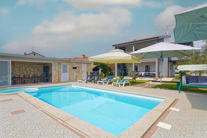 Villa für 8 Personen, mit Balkon und Terrasse sowie Garten und Pool in Kaštel (Plovanija)