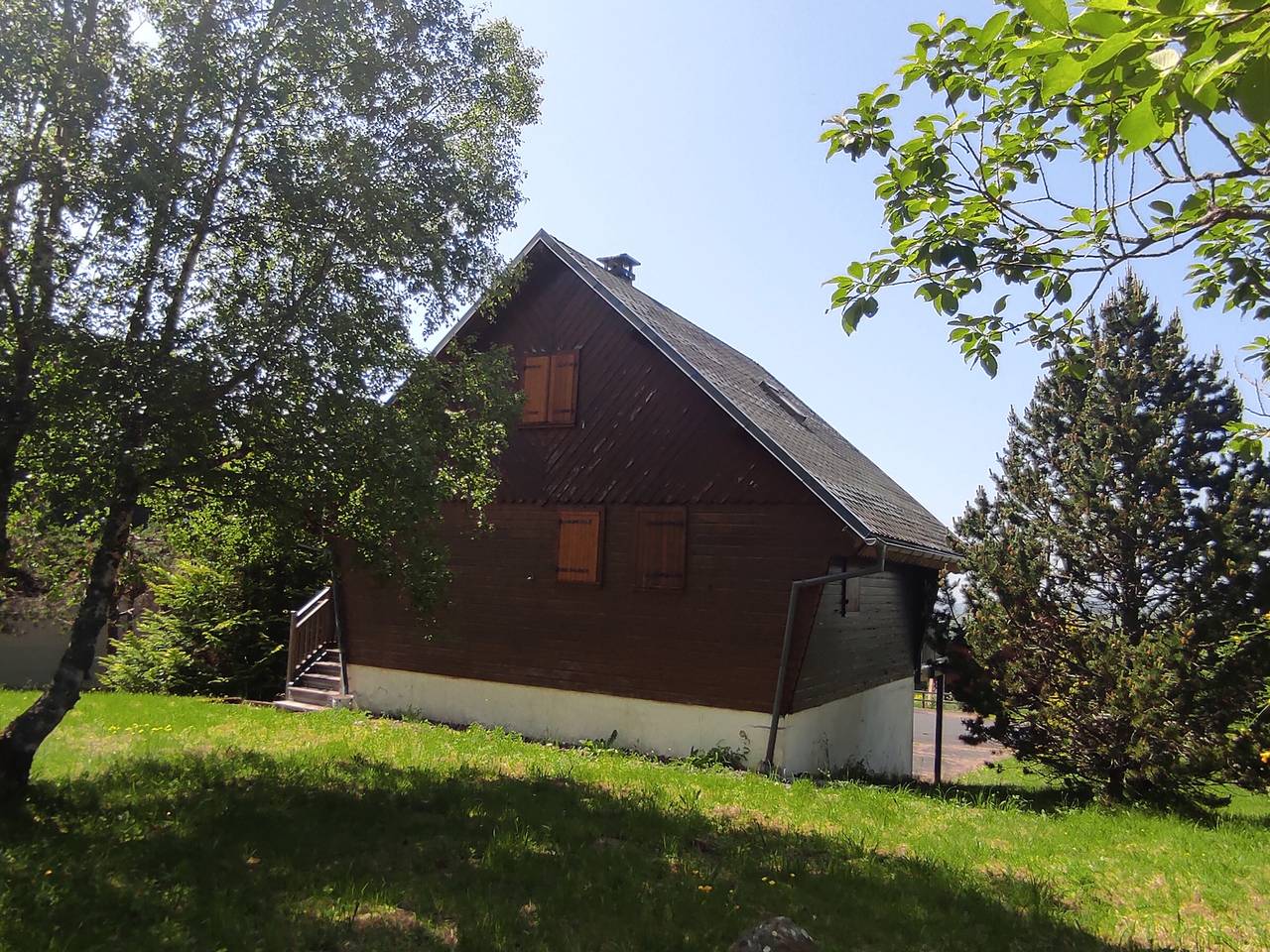 Cozy mountain chalet in Super Besse with large grounds and private parking in Super Besse, Besse-et-Saint-Anastaise
