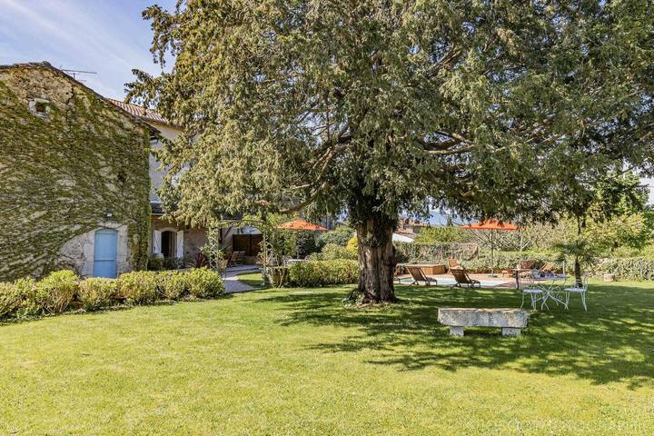 Gîte pour 12 personnes, avec Terrasse et Jacuzzi ainsi que Jardin et Piscine à Cassagne (Haute-Garonne)