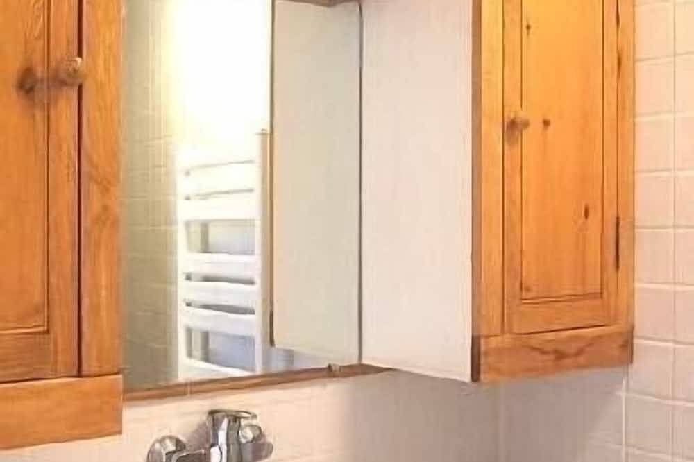 Appartement entier, Appartement tout confort dans vieille batisse. Grande piscine, parc spacieux in Junas, Côte méditerranéenne (France)