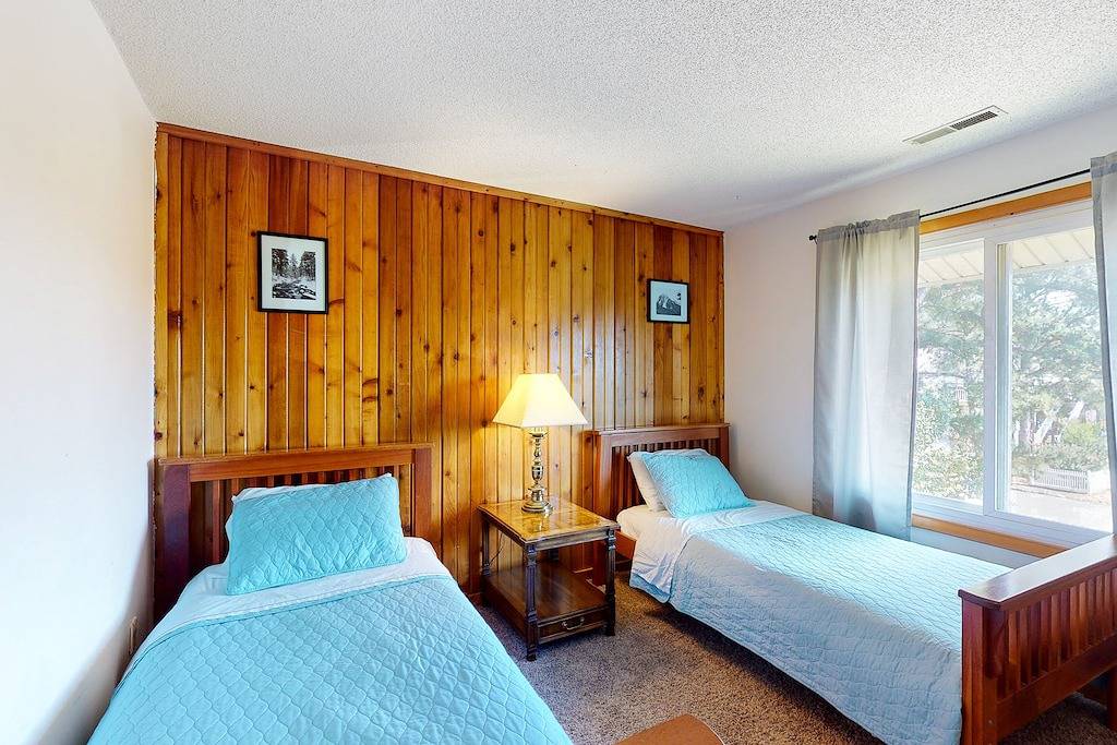 Wonderful dog-friendly home w/deck, W/D, large backyard, & A/C in Sandbridge Beach, Sandbridge