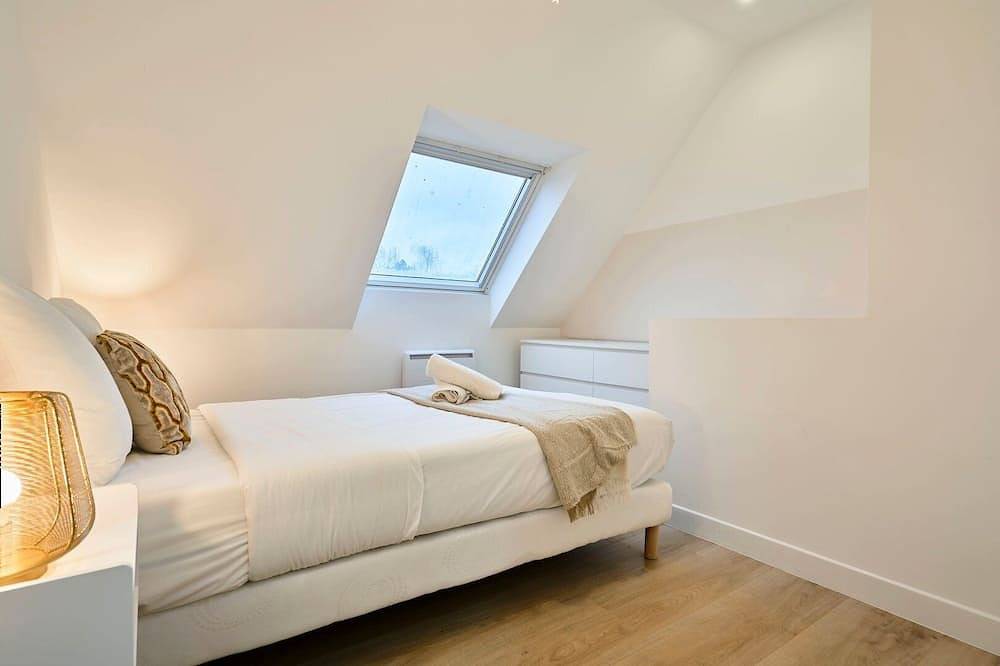 Entire apartment, 3 bedroom apartment with balcony in Marcq-en-Barœul, Lille region