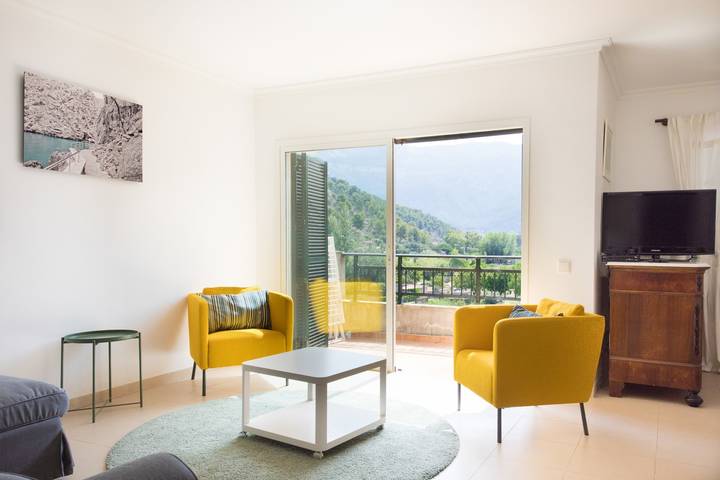 Entire apartment, Bright Apartment Can Felipe with Balcony, Wi-Fi & Air Conditioning; Parking & Garage Available in Port de Sóller, Sóller