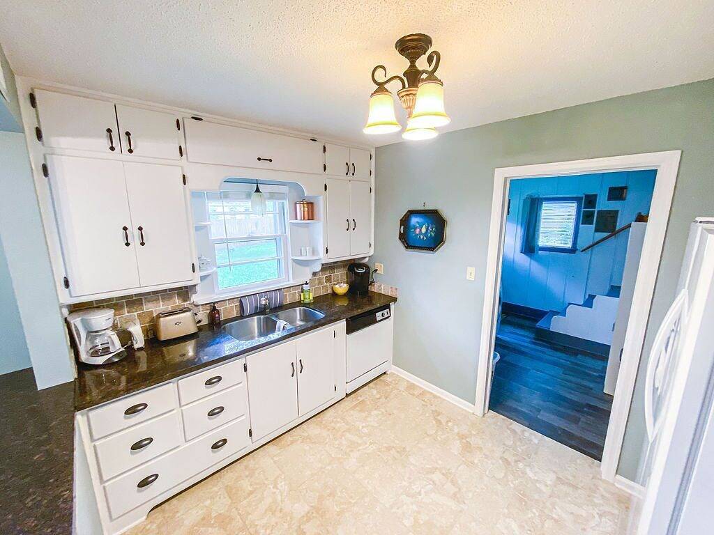 The Aviary Cottage: Bunkbed, Near Playground, Swing, Full Fence, Central to all in Springfield (MO), Greene County (MO)