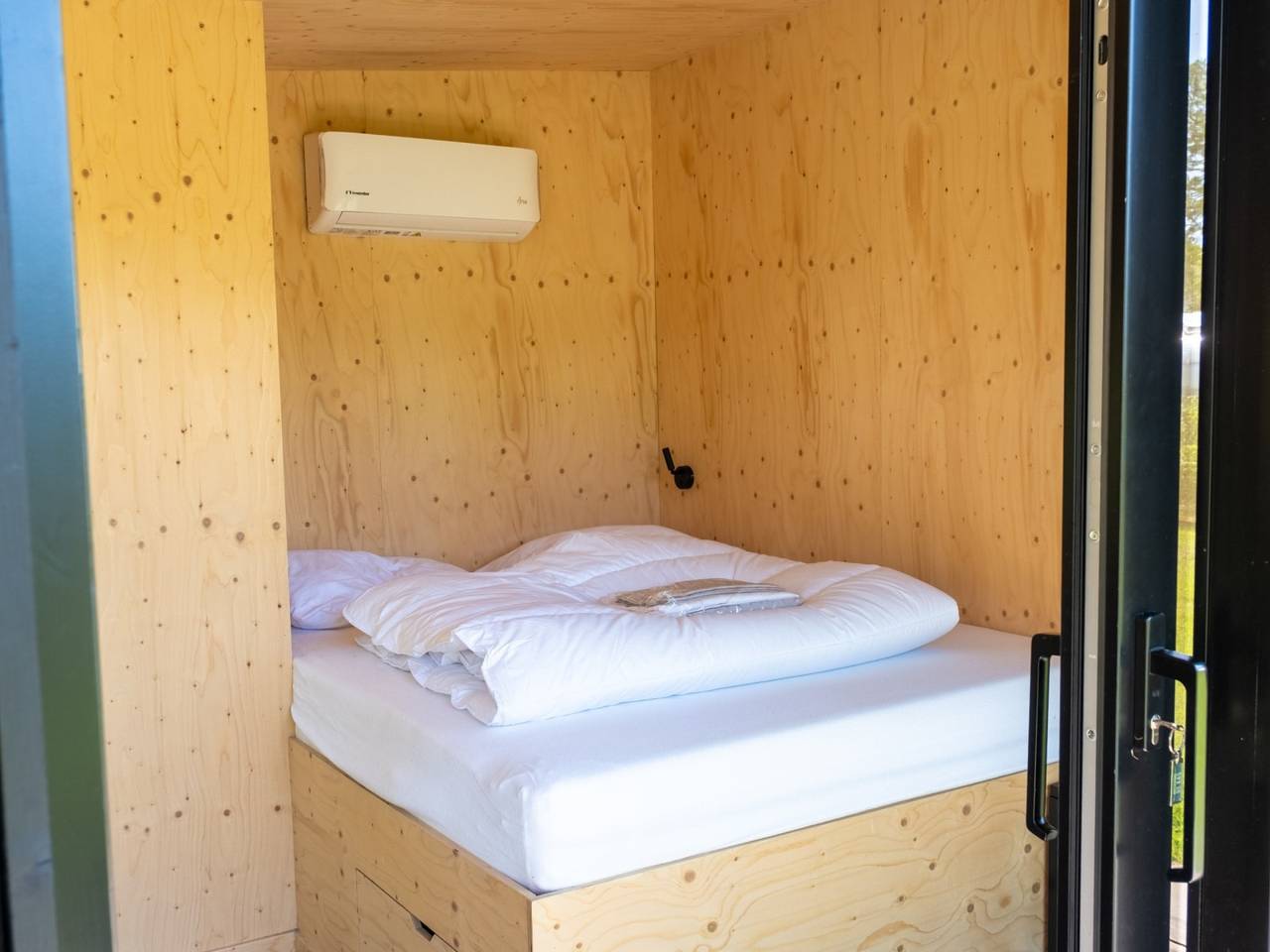 Cabin für zwei Personen mit hottub in einem Ferienpark in Scherpenzeel in Nationalpark Weerribben-Wieden