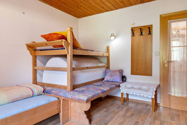 Entire apartment, Apartment "Glocklechnhof Sternenhimmel" with Mountain View, Balcony & Wi-Fi in Hohe Tauern, Ahrn Valley