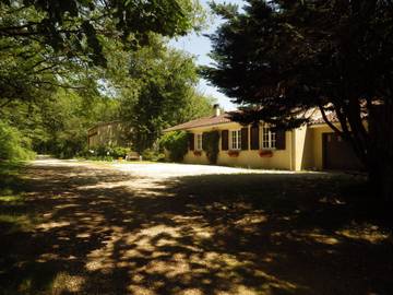 Gîte pour 8 personnes, avec jardin ainsi que terrasse et piscine à Baladou
