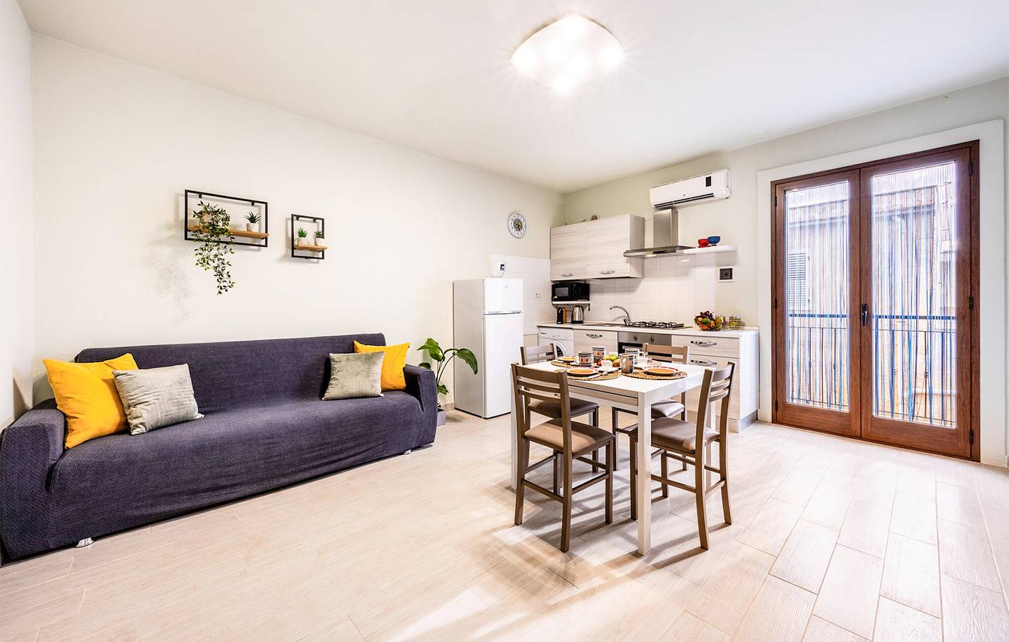 Geheel vakantieappartement, Appartement met zeezicht, AC, parkeerplaats, terras & keuken in Trappeto, Sicilië