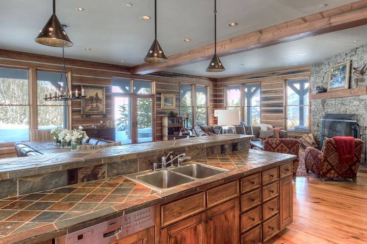 Vacation rental for 14 people, with hot tub and terrace in Big Sky