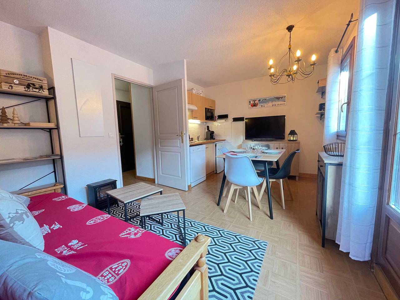 Apartamento entero, Apartamento acogedor con piscina, admite mascotas y estacionamiento en Flumet in Flumet, Albertville region