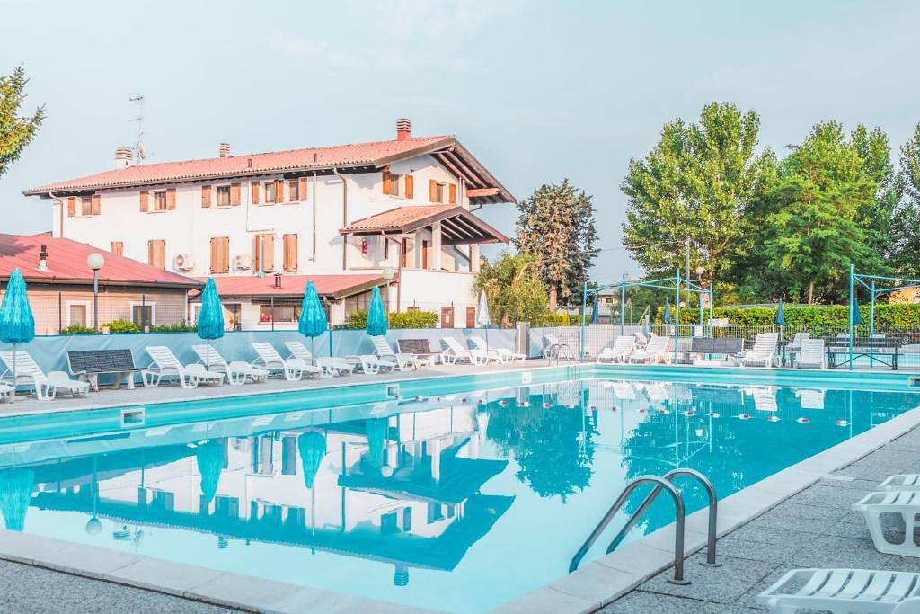 Camping Iris Park Bungalow Lugana für 4 Personen in Moniga del Garda, Gardasee-Berge