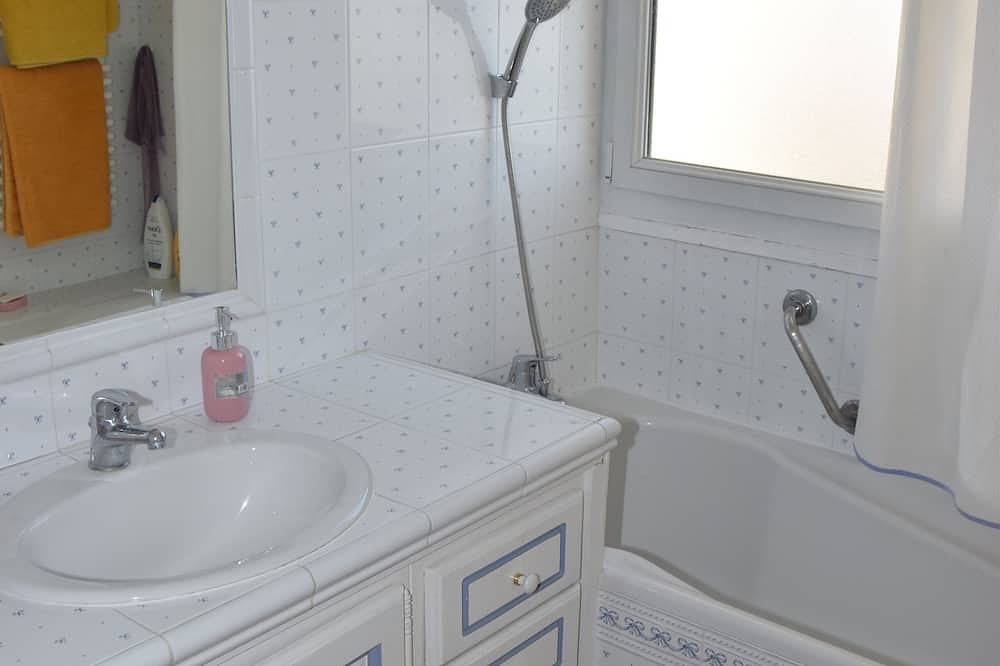 Entire apartment, Splendid apartment, sea view on Fréjus-plage in Frejus, Mediterranean Coast (France)