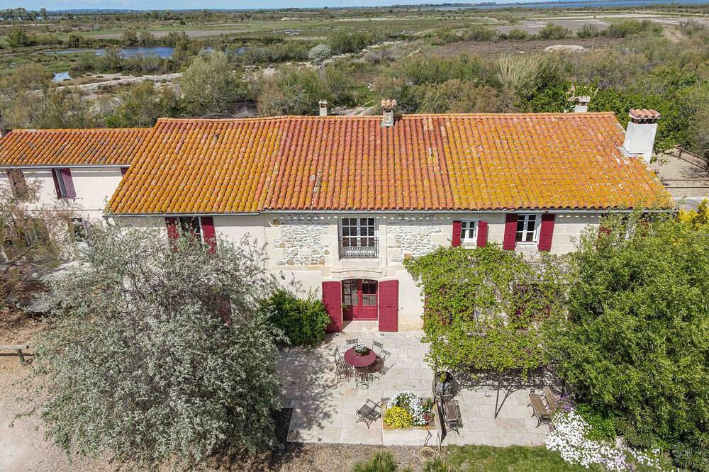 Mas außergewöhnliche im Herzen des wilden Camargue in Saintes-Maries-de-la-Mer, Mittelmeerküste (Frankreich)