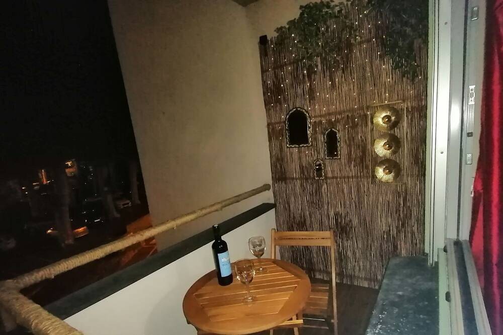 Appartement entier, Studio lumineux  avec balcon à deux pas de la cité médiévale in Sarlat-la-Canéda, Périgord Noir