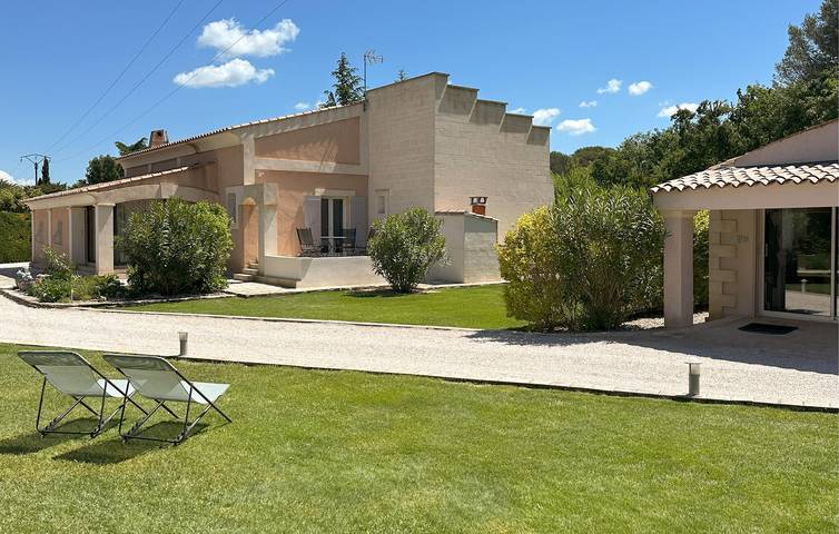 Location de vacances pour 10 personnes, avec piscine ainsi que terrasse et jardin à Saint-Cannat - 3