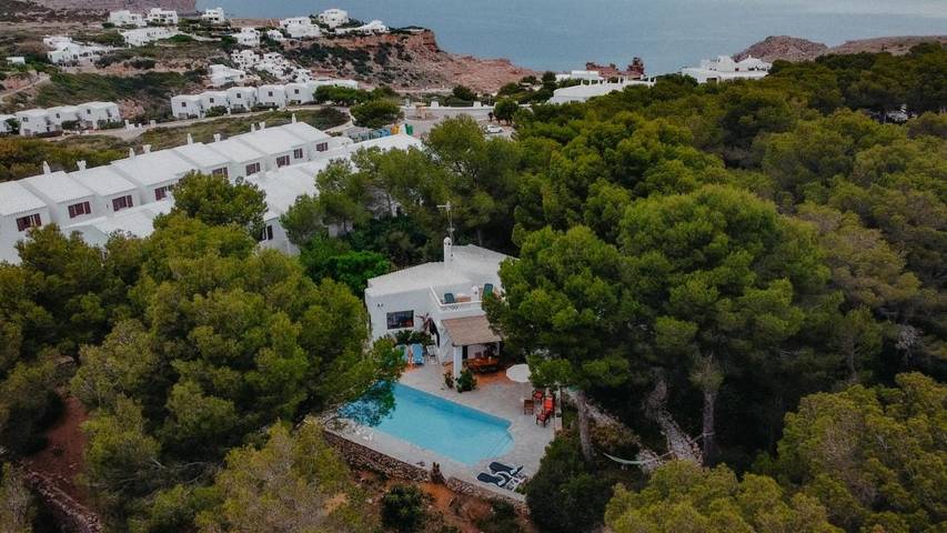 Location de vacances pour 5 personnes, avec jardin ainsi que piscine et vue à Cala Morell - 2