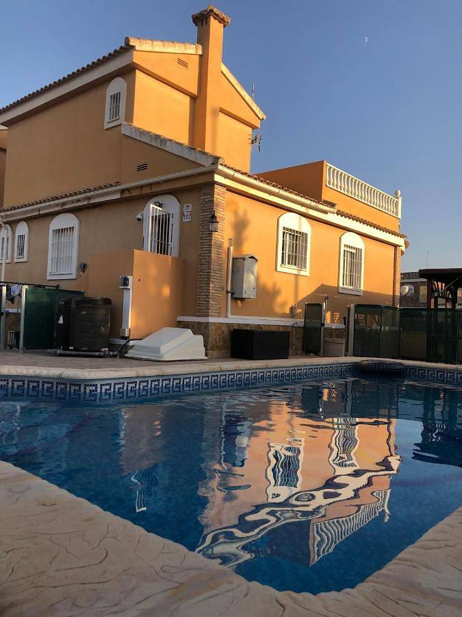 Casa de vacaciones para 8 personas, con Balcón y Terraza además de Jardín y Piscina en Monforte del Cid