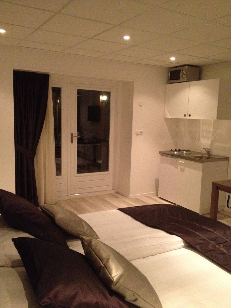 Studio entier, Comfortable studio for 2 people, centrally located in Domburg, with a private terrace in Dombourg, Walcheren